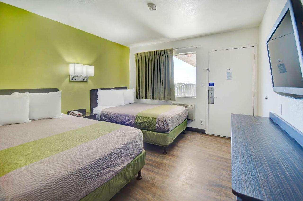 6-douglas, Az Hotel