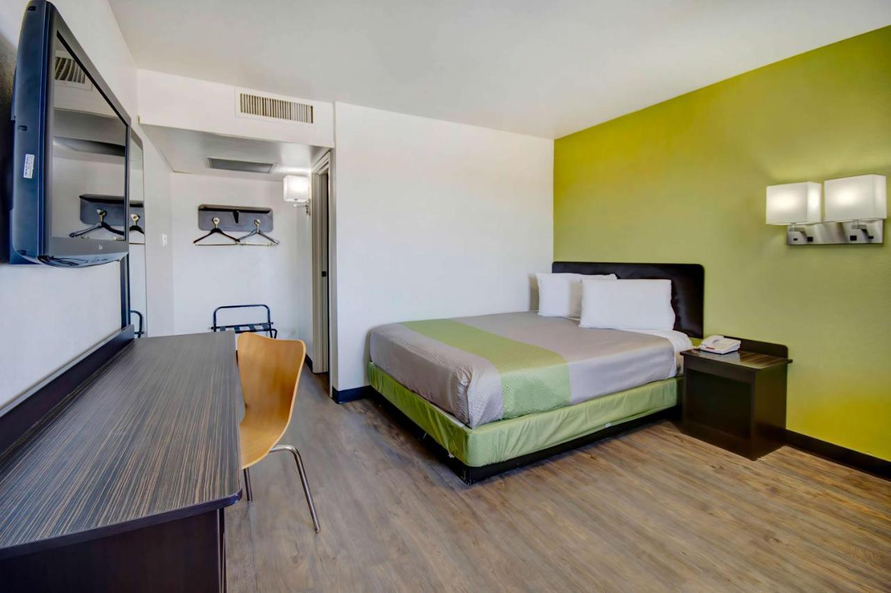 Hotel 6-douglas, Az 3*