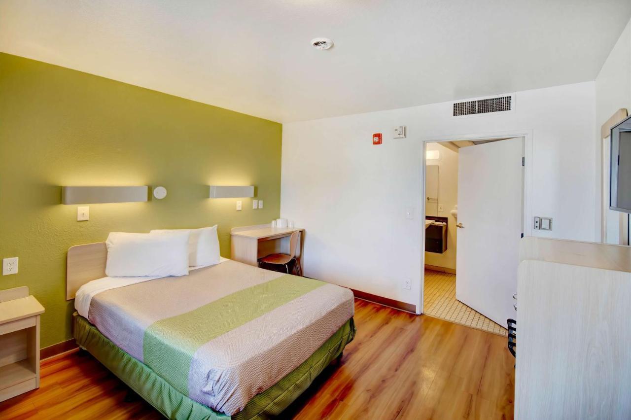 Hotel 6-douglas, Az 3*
